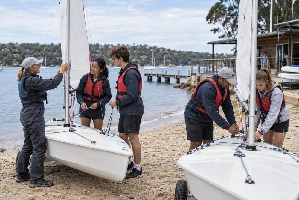 Learner sailors preparing a dinghy with an instructor